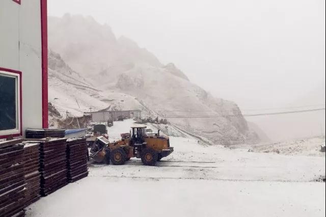 人間四月芳菲盡，山中春雪還復(fù)來(lái)